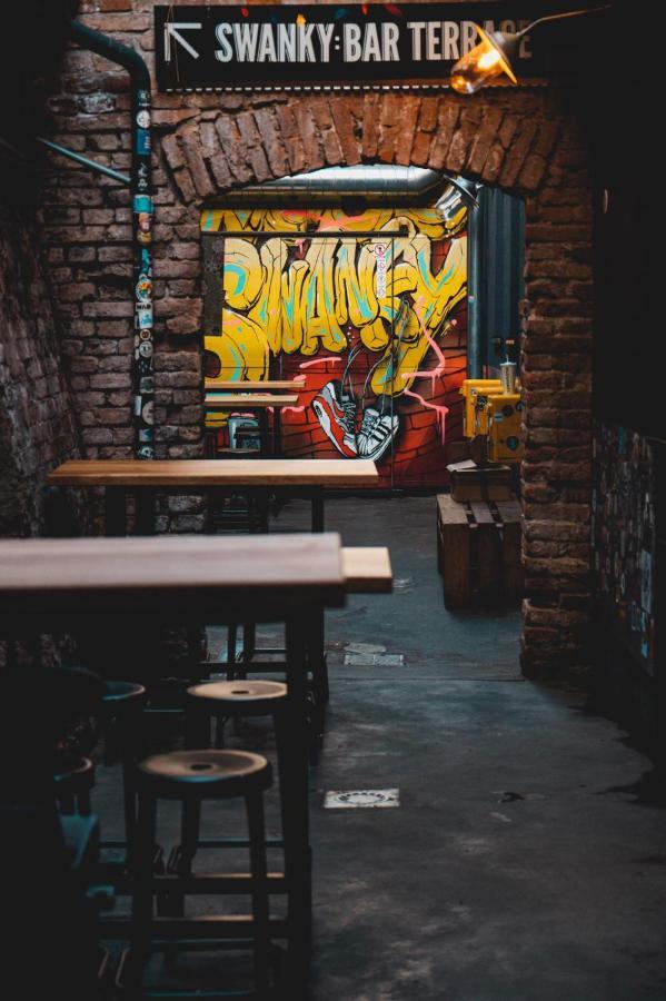 Swanky Hostel *