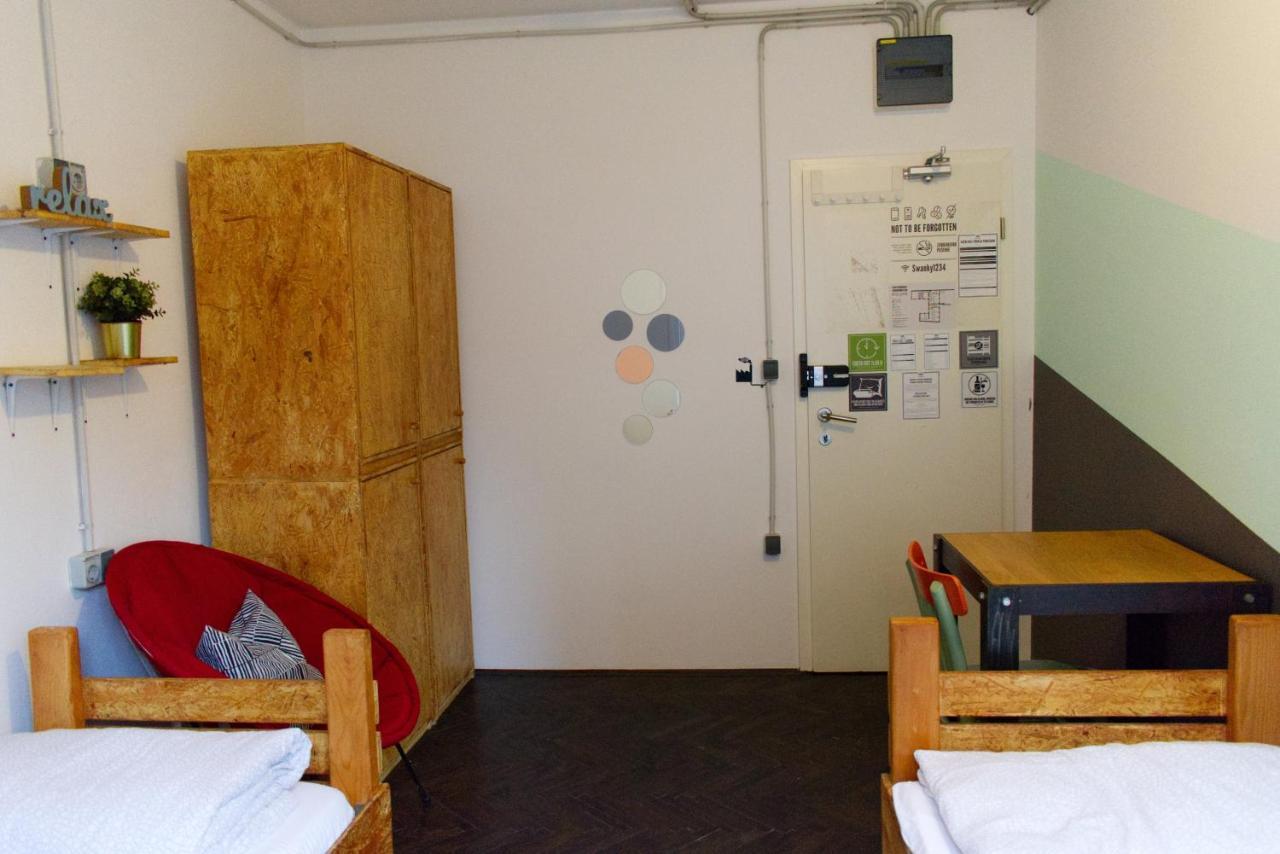 Swanky Hostel *