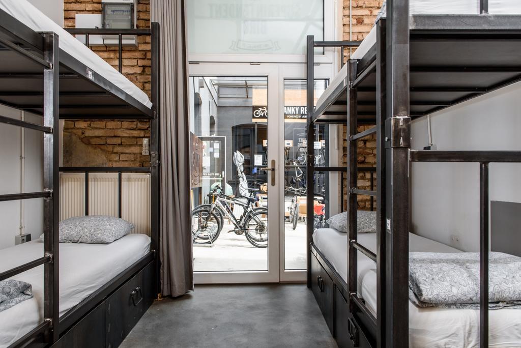 Swanky Hostel *